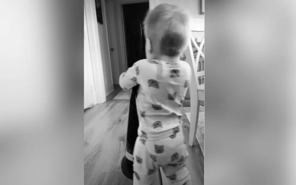 Μωρό 18 μηνών κάνει φιλία με το πιο αλλόκοτο πράγμα μέσα στο σπίτι και τρελαίνει το διαδίκτυο