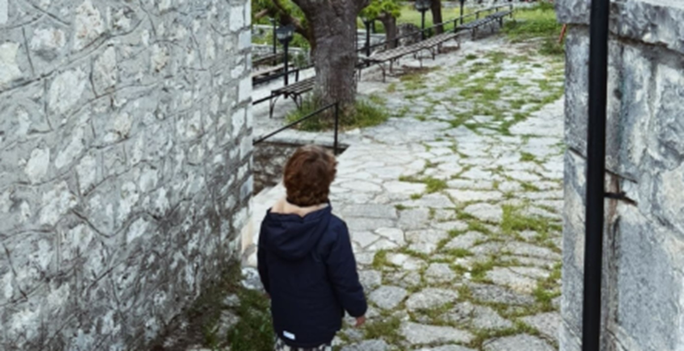 Ο Βασίλης Κικίλιας με τη Τζένη Μπαλατσινού και τον γιο τους έκαναν Πρωτομαγιά στο Δολό Ιωαννίνων