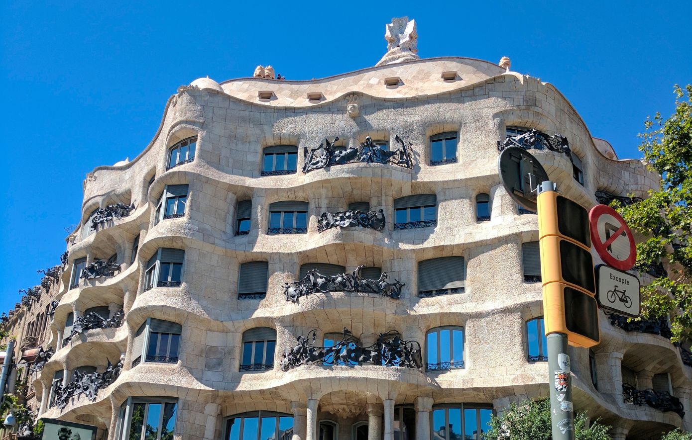 «Είναι μνημείο παγκόσμιας κληρονομιάς, αλλά είναι το σπίτι μου»: Η τελευταία ένοικος της «Casa Milà» μιλά για τη ζωή μέσα στο αριστούργημα του Γκαουντί