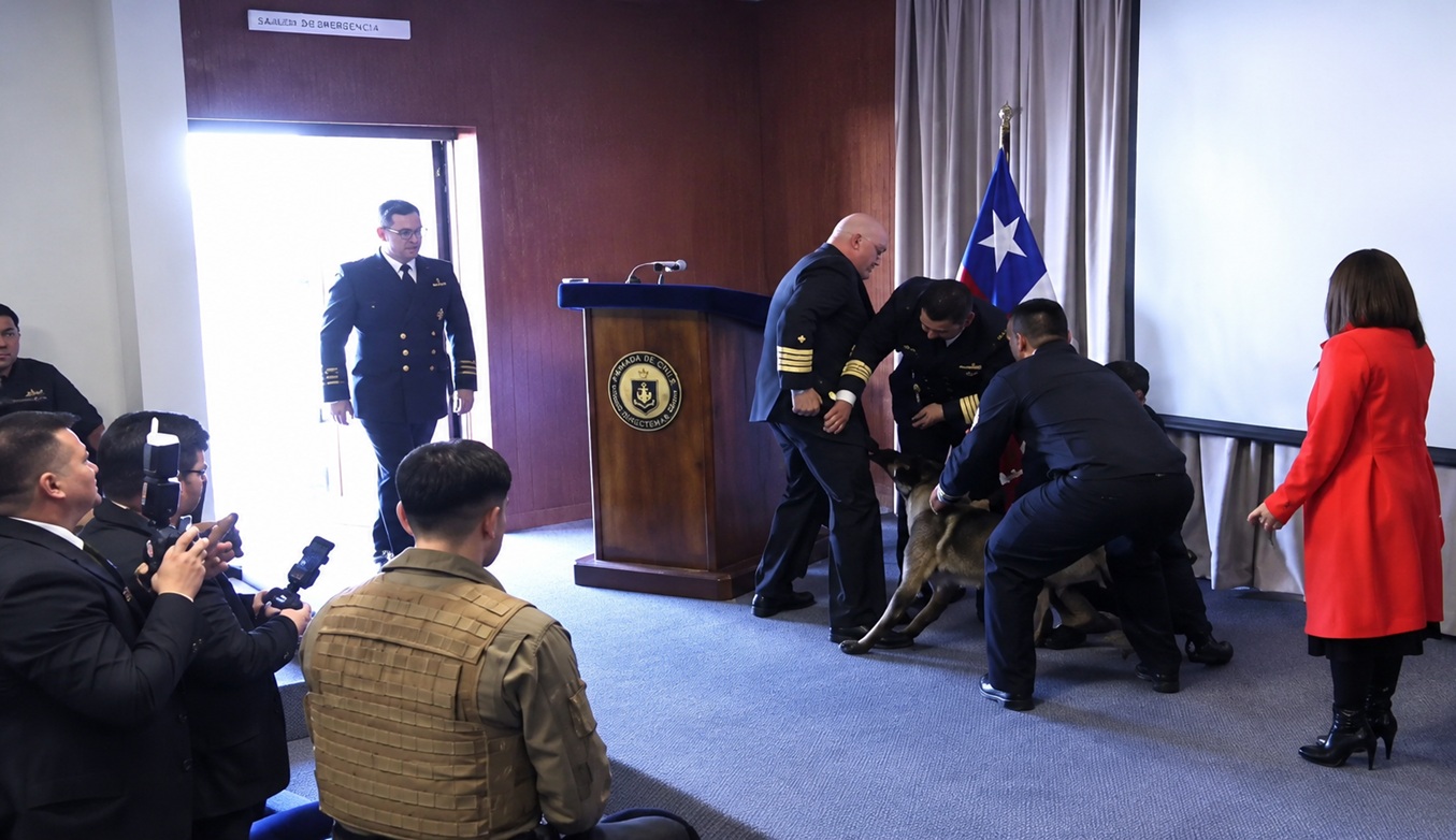 Απίστευτο περιστατικό στη Χιλή: Σκύλος ανίχνευσης ναρκωτικών άρπαξε αξιωματικό από&#8230; την τσέπη σε παρουσίαση