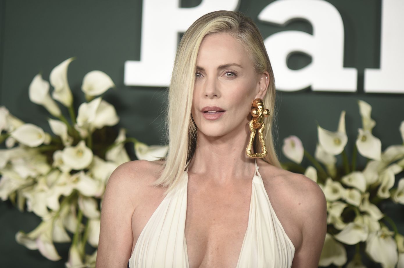 H Charlize Theron αποκάλυψε ότι η ρουτίνα ομορφιάς της βασίζεται σε μια συσκευή φωτός