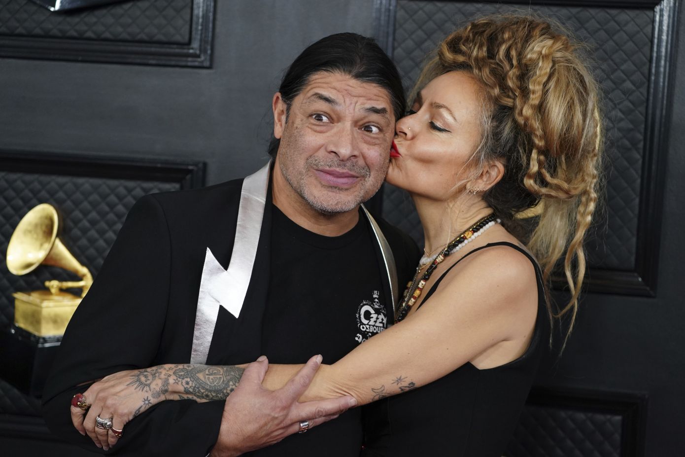 Chloe Trujillo: Η σύζυγος του μπασίστα των Metallica έβαλε ένα συλλεκτικό sneaker από ελληνικό brand και ξέρουμε όλες τις λεπτομέρειες