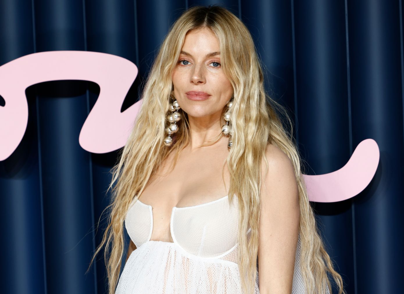 Αν φορέσετε το άρωμα της Sienna Miller θα περνάτε και θα γυρνάνε όλα τα κεφάλια
