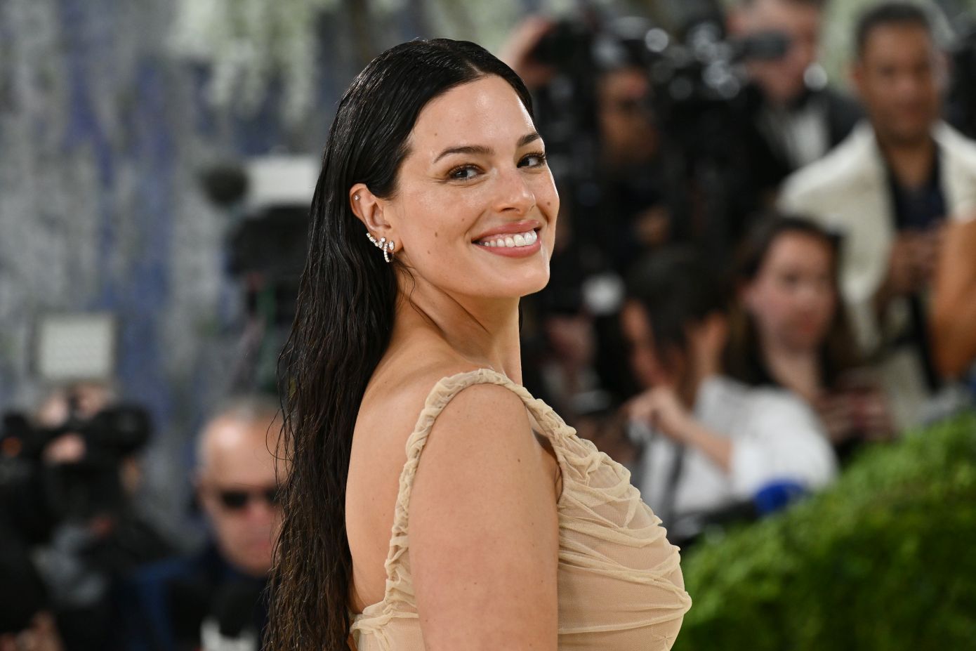 Η Ashley Graham εμφανίστηκε στο Met Gala με νύχια πασαλειμμένα με μπογιά και όλοι μιλούσαν γι αυτό το μανικιούρ χάος