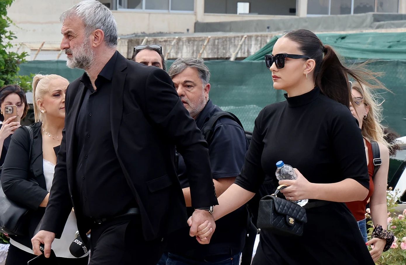 Χέρι χέρι Βικτώρια και Τραϊανός Δέλλας στην Αγία Τριάδα Ελληνικού για την κηδεία της Γωγώς Μαστροκώστα