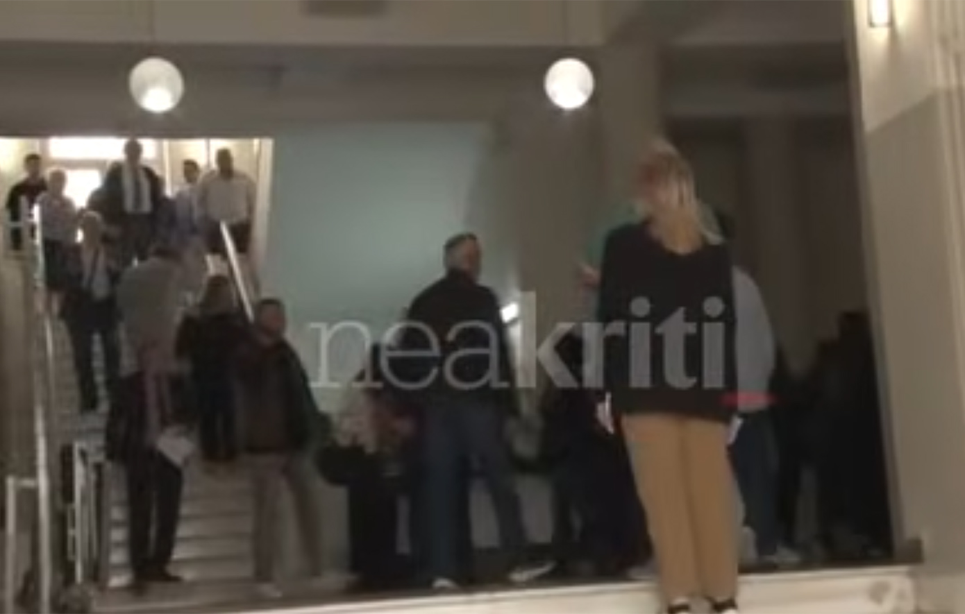 Φωνές και «ηλεκτρισμένη» ατμόσφαιρα στα Δικαστήρια Ηρακλείου για 47χρονο που κατηγορείται ότι παρέσυρε σκόπιμα 33χρονο συγγενή του