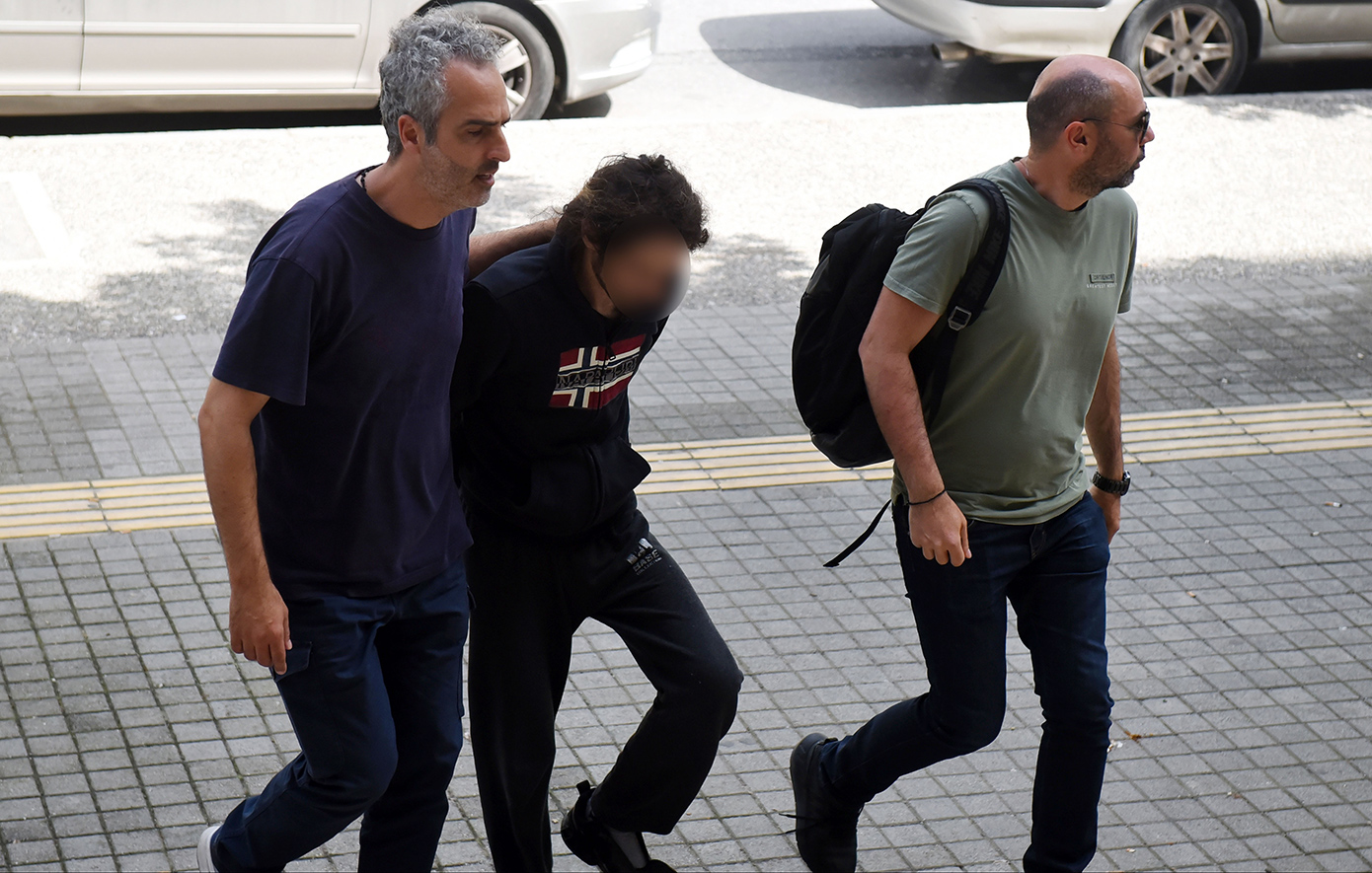 Ενώπιον του εισαγγελέα οι συλληφθέντες για τη δολοφονία του 54χρονου &#8211; Έδεσαν το θύμα με τούβλα και το πέταξαν στον ποταμό Λουδία