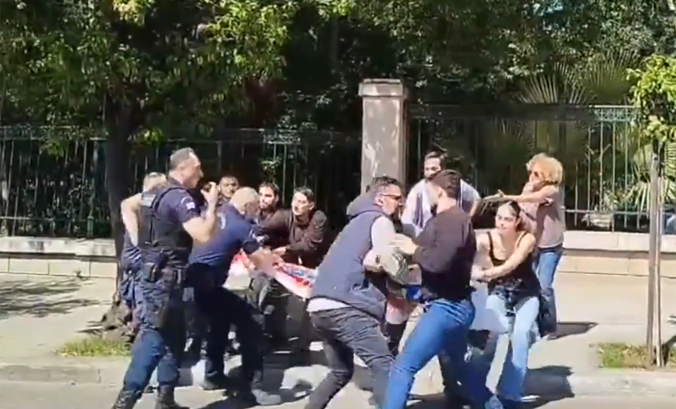 Ένταση ανάμεσα σε φοιτητές και αστυνομία έξω από το Μαξίμου &#8211; «Να ακυρωθεί η αναθεώρηση του άρθρου 16»​​​​​​​​​​​​​​​