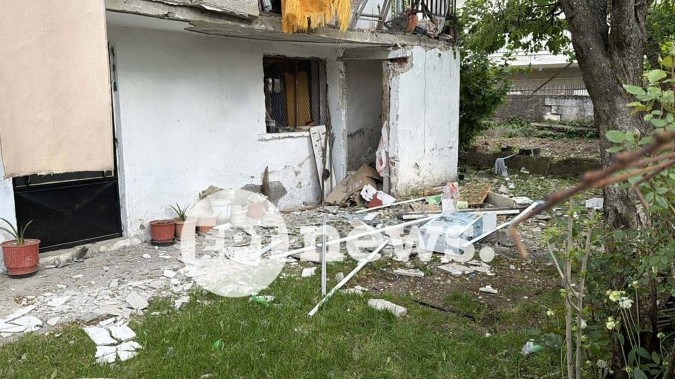 Καστοριά: 15χρονος τραυματίστηκε από έκρηξη στο σπίτι του &#8211; Ισοπεδώθηκε το δωμάτειό του, δείτε φωτογραφίες