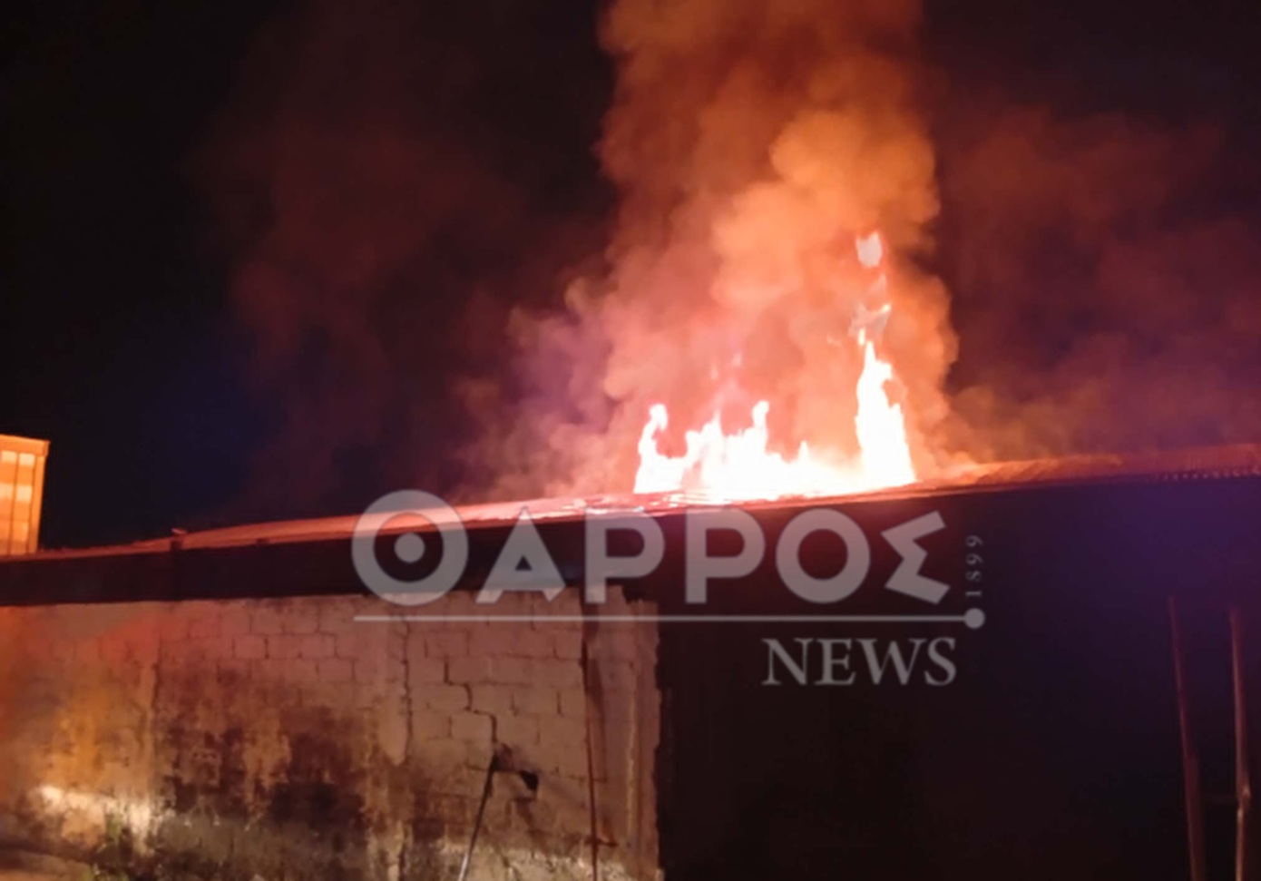 Μεγάλη φωτιά σε εργοστάσιο κατασκευής φέρετρων στην Καλαμάτα – Ακούγονται και εκρήξεις
