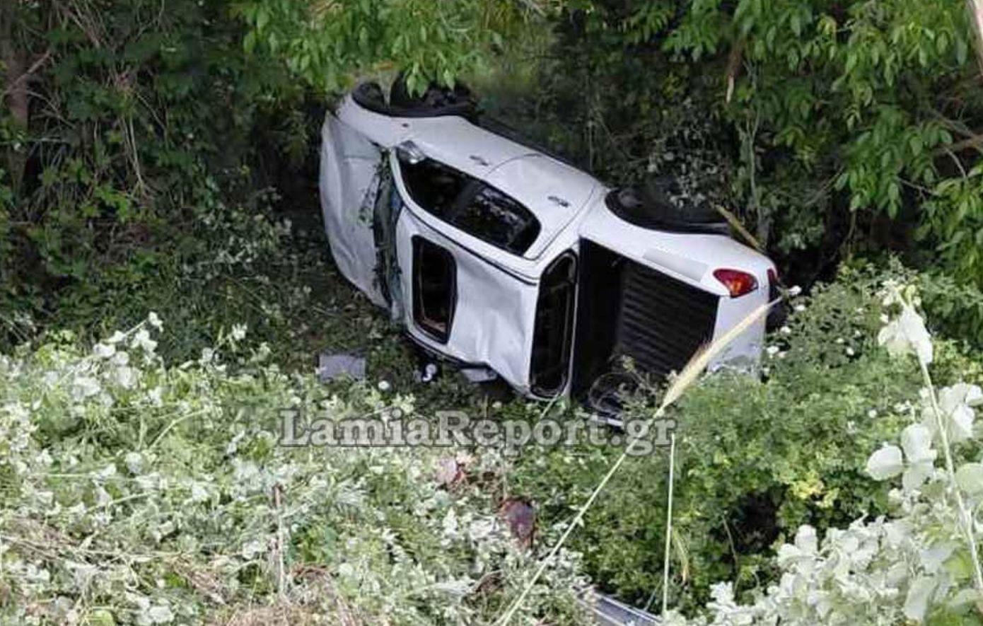 Τροχαίο στον δρόμο Λαμίας-Λιβαδειάς: Φορτηγάκι εξετράπη της πορείας του και έπεσε από ύψος στο πλάι του δρόμου