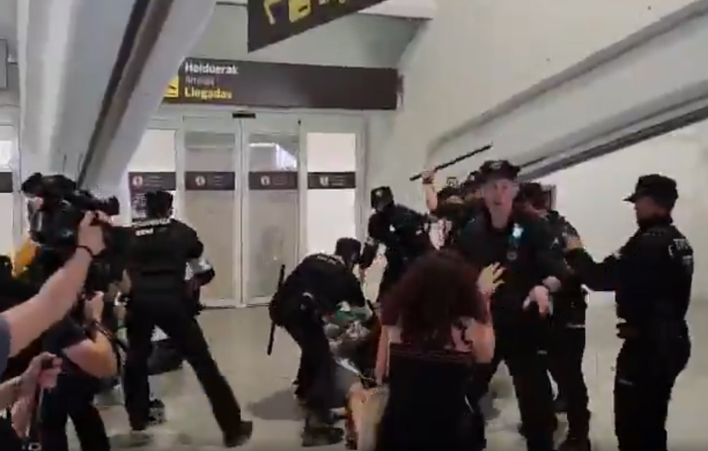 Χάος στο αεροδρόμιο του Μπιλμπάο στην Ισπανία &#8211; Επεισόδια μεταξύ αστυνομίας και των ακτιβιστών που βρίσκονταν στον στολίσκο για τη Γάζα &#8211; Δείτε το βίντεο