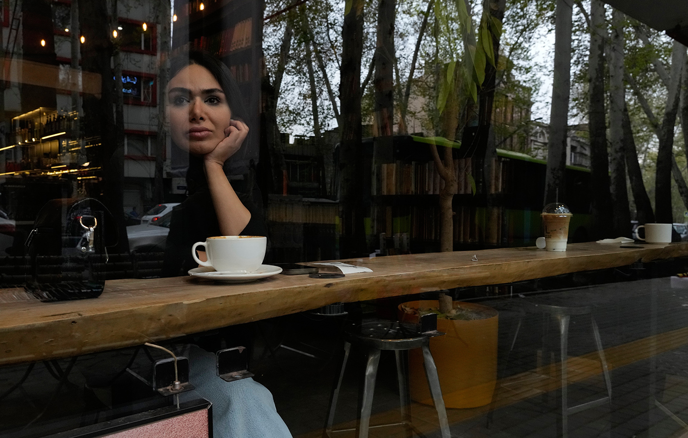 Ούτε επανάσταση &#8211; ούτε μεταρρύθμιση: Η νεολαία στο Ιράν θεωρεί το κράτος ανίκητο και ετοιμάζεται να εγκαταλείψει τη χώρα