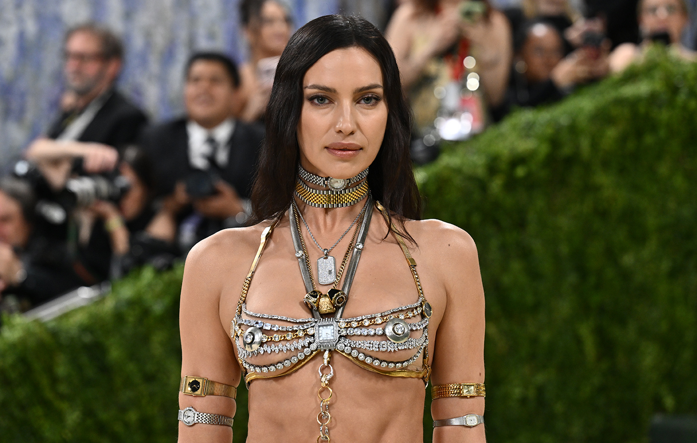 Ιρίνα Σάικ: Η αποκαλυπτική εμφάνιση στο Met Gala που τράβηξε όλα τα βλέμματα &#8211; Φωτογραφίες και βίντεο
