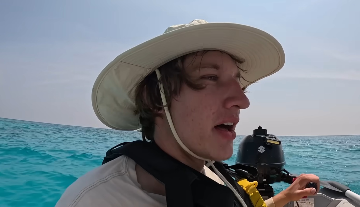 Χαμός με YouTuber που εισέβαλε στο απαγορευμένο νησί απομονωμένης φυλής &#8211; Τους άφησε ένα κουτί Coca-Cola