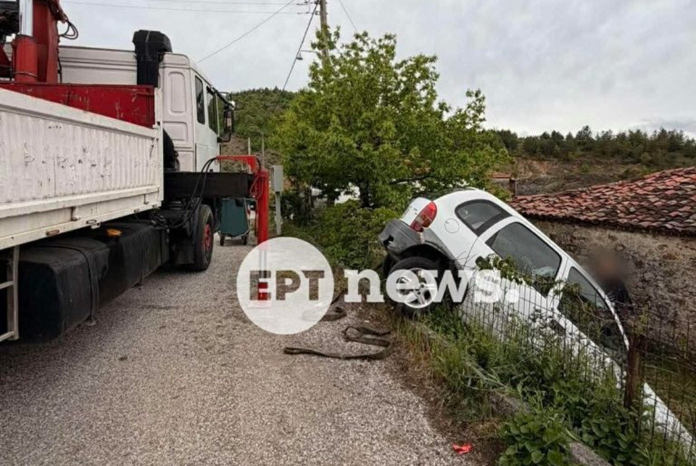 Καστοριά: Αυτοκίνητο «προσγειώθηκε» σε αυλή σπιτιού