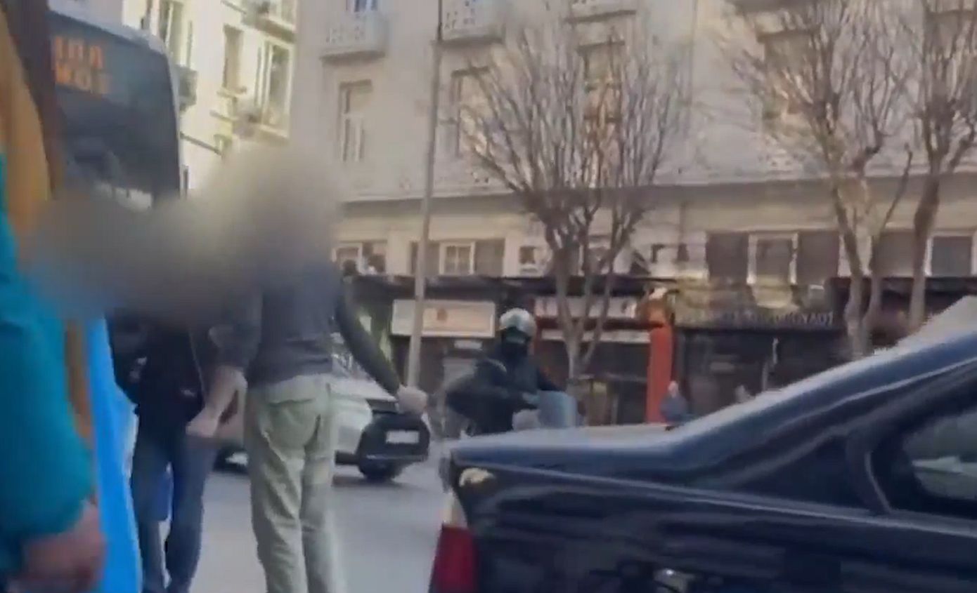 Καβγάδες, άγριο ξύλο και μαχαιρώματα στους δρόμους της Αθήνας για ασήμαντες αφορμές