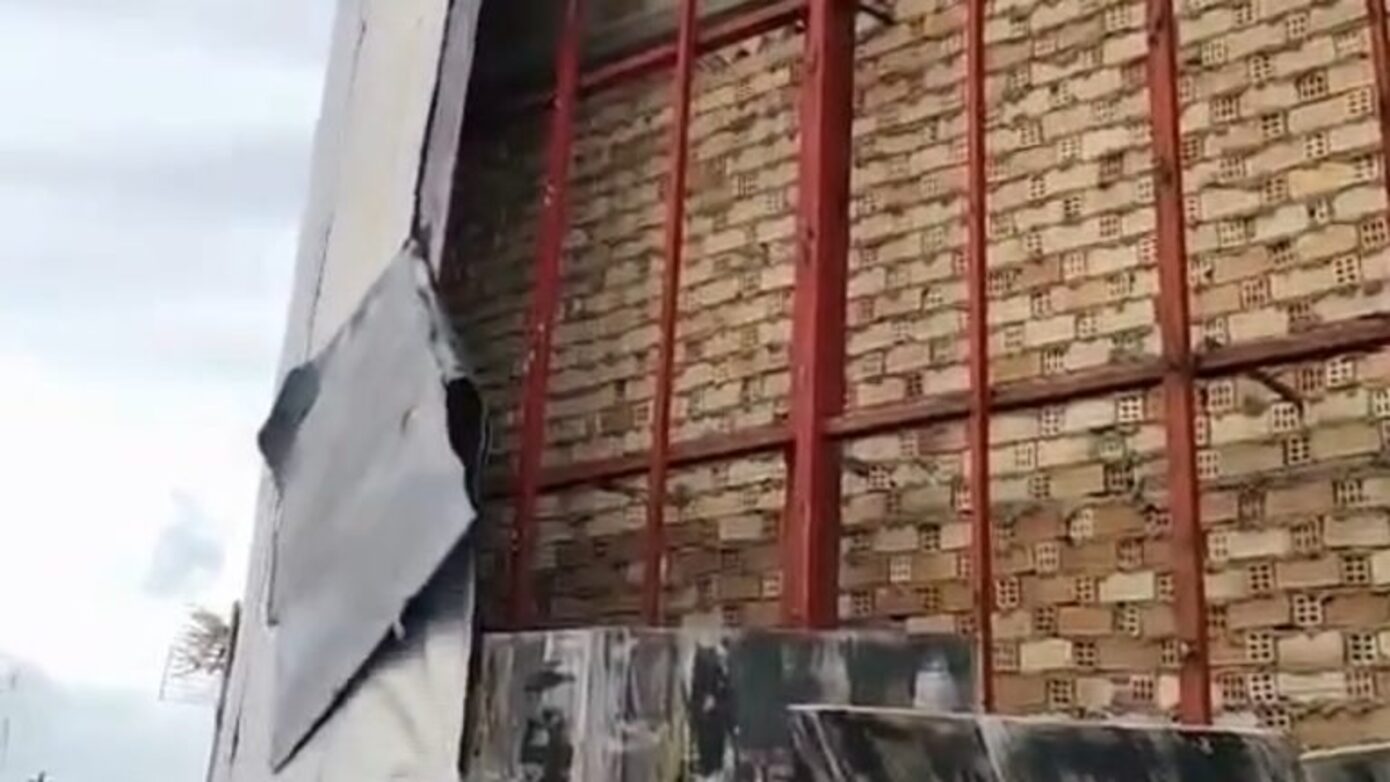 Σοβαρές ζημιές στο Δημοτικό Θέατρο της Κέρκυρας – Αποκολλήθηκαν πάνελ από τους ισχυρούς ανέμους