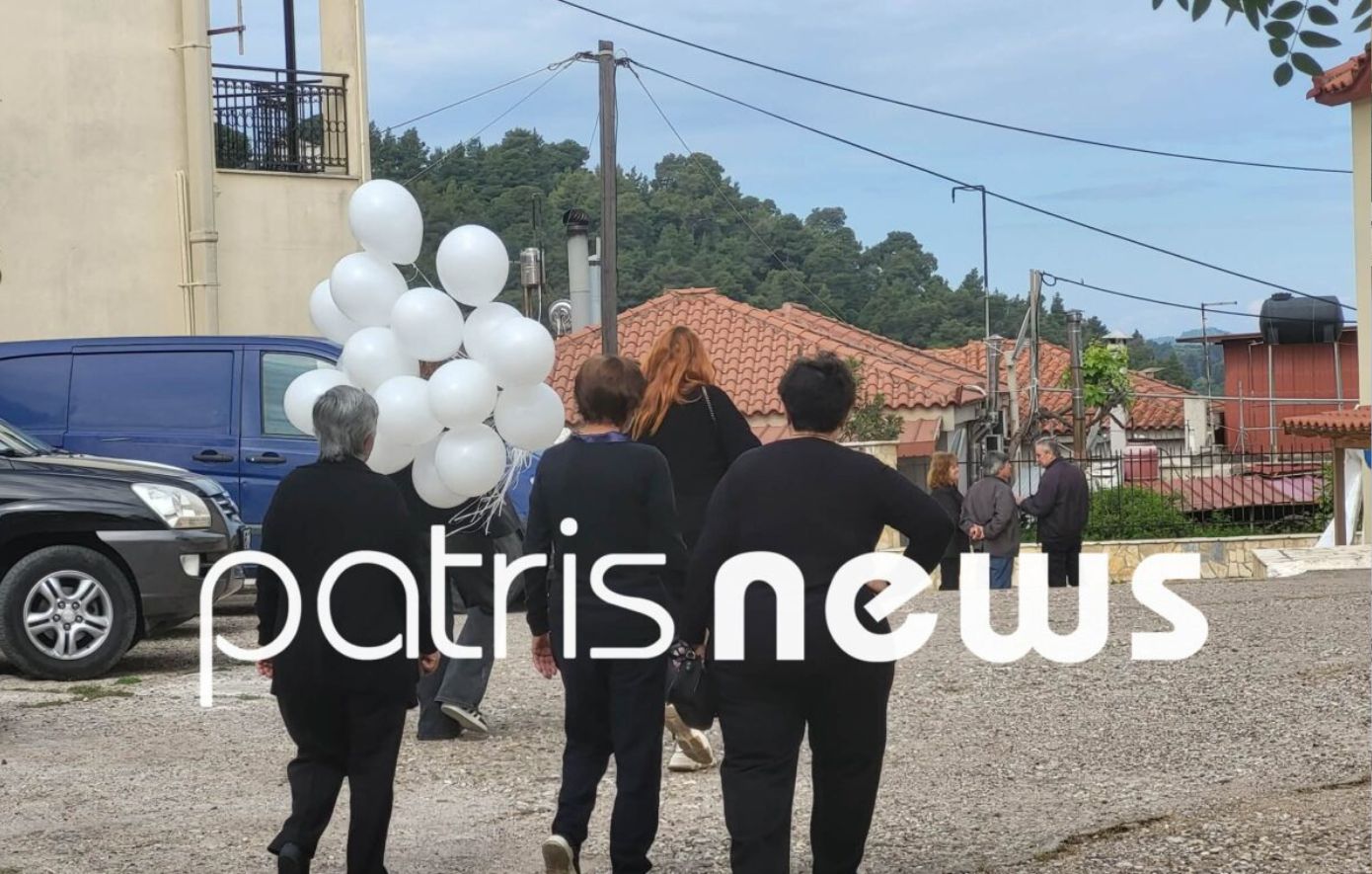 Βαρύ το κλίμα στην Ηλεία: Με λευκά μπαλόνια το τελευταίο «αντίο» στον 13χρονο που σκοτώθηκε από τροχαίο με ηλεκτρικό πατίνι
