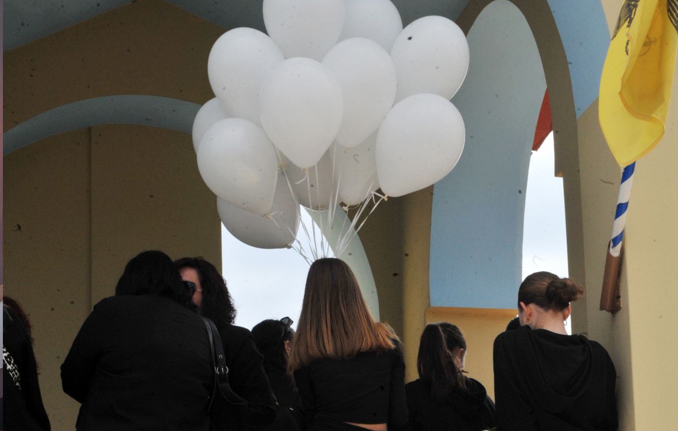 Σε βαρύ πένθος η Ηλεία: Με λευκά μπαλόνια το τελευταίο «αντίο» στον 13χρονο που σκοτώθηκε από τροχαίο με ηλεκτρικό πατίνι