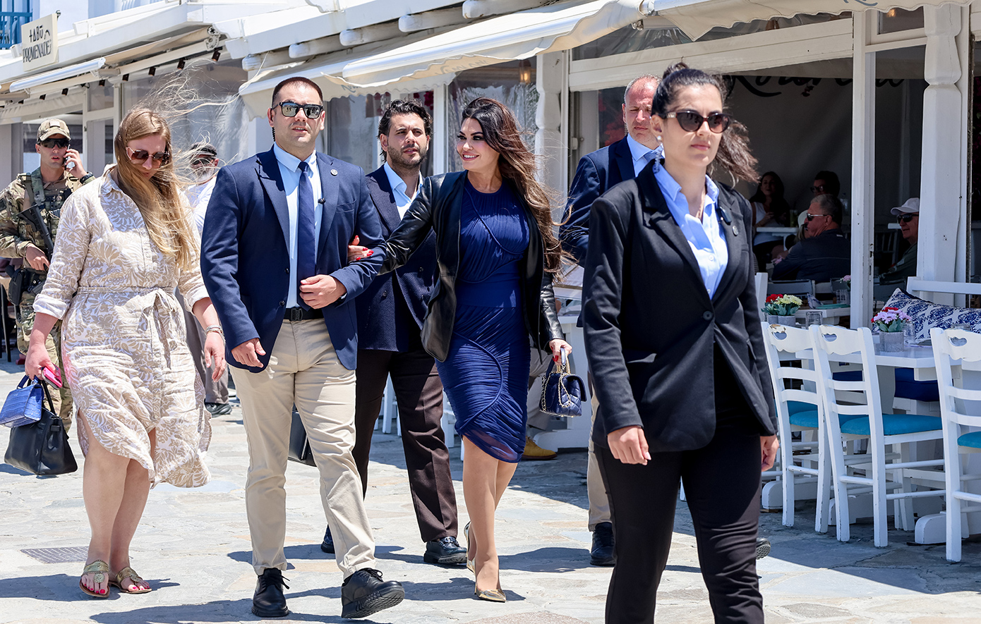 Η Κίμπερλι Γκιλφόιλ στη Μύκονο – Λουλούδια, χαμόγελα και δρακόντεια μέτρα ασφαλείας Η Κίμπερλι Γκιλφόιλ στη Μύκονο – Λουλούδια, χαμόγελα και δρακόντεια μέτρα ασφαλείας