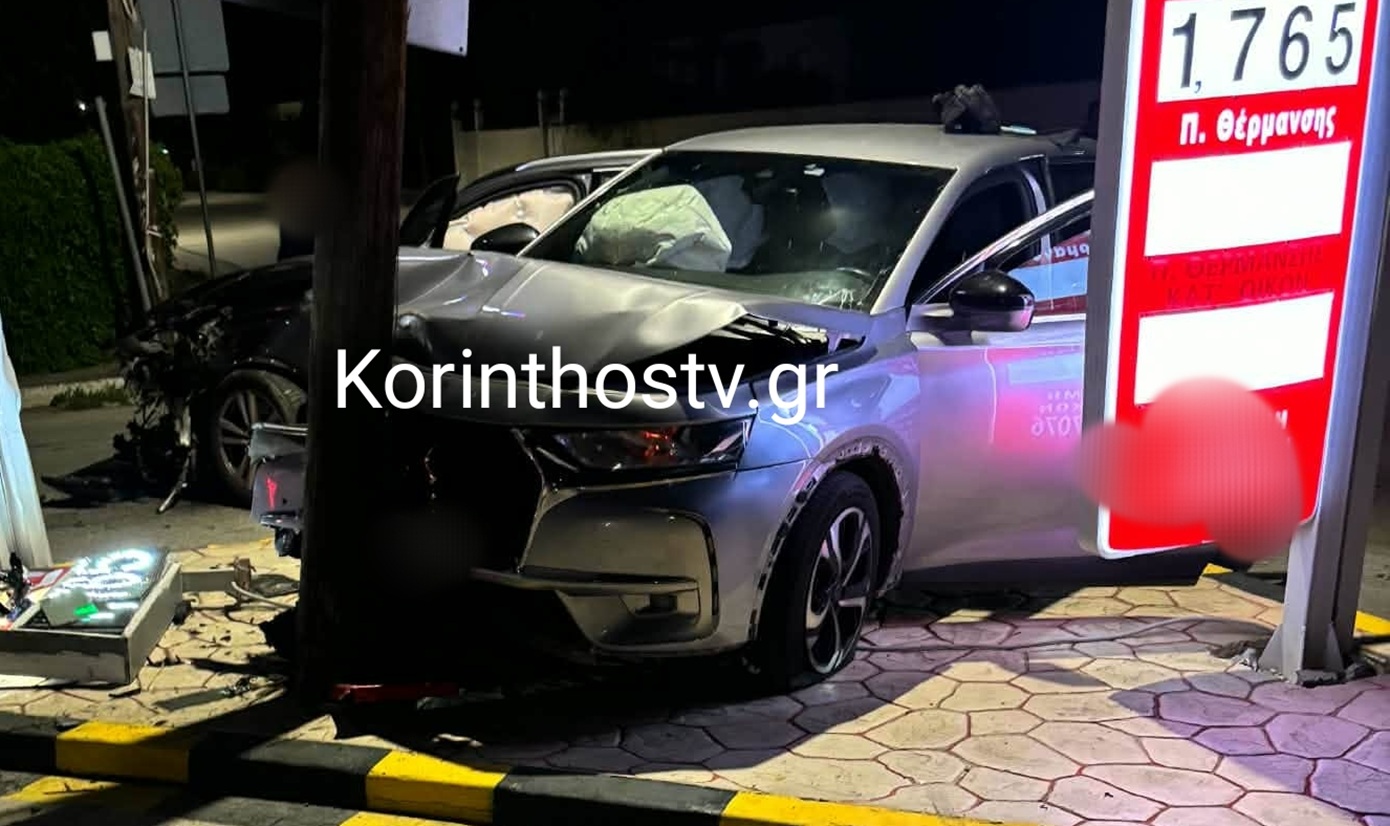 Αυτοκίνητο προσέκρουσε σε κολώνα μετά από σφοδρή σύγκρουση με άλλο όχημα στην Κορινθία