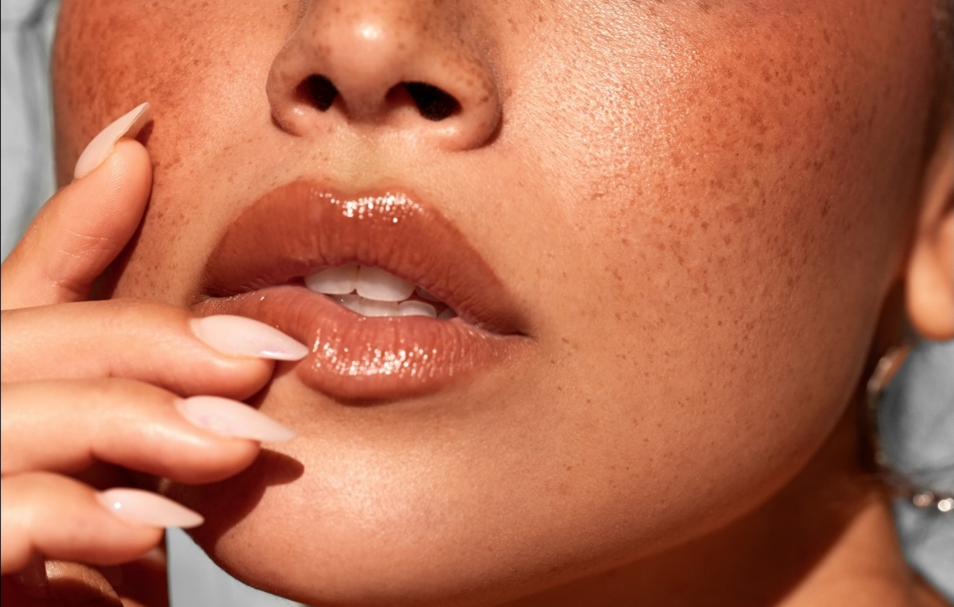 Glossy Lips χωρίς κόπο: Τα κραγιόν που χαρίζουν λάμψη σαν lip gloss είναι το απόλυτο must του καλοκαιριού