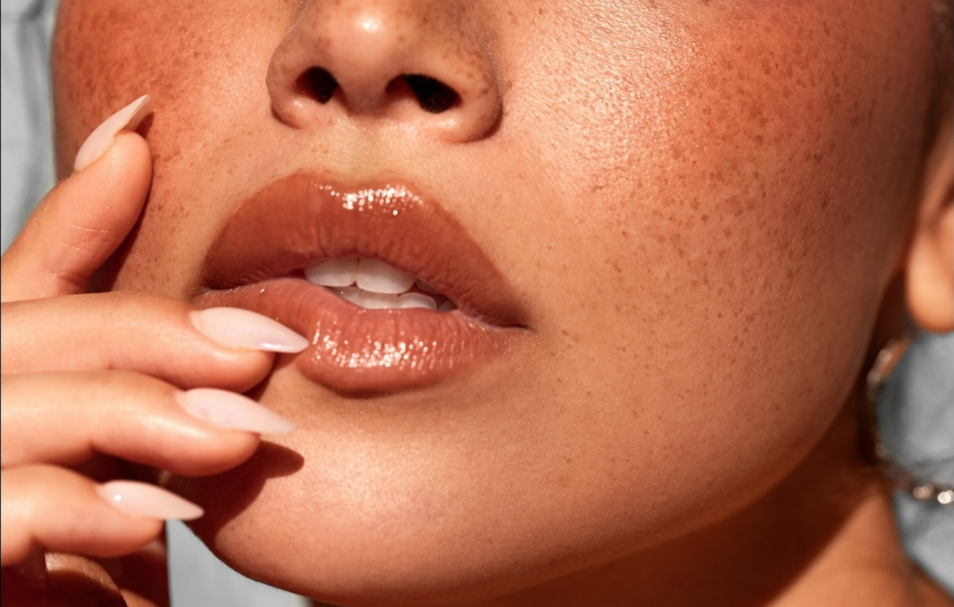 Αυτό το κραγιόν κάνει ό,τι υπόσχεται: Glass lips με ένα προϊόν που κοστίζει λιγότερο από 5 ευρώ
