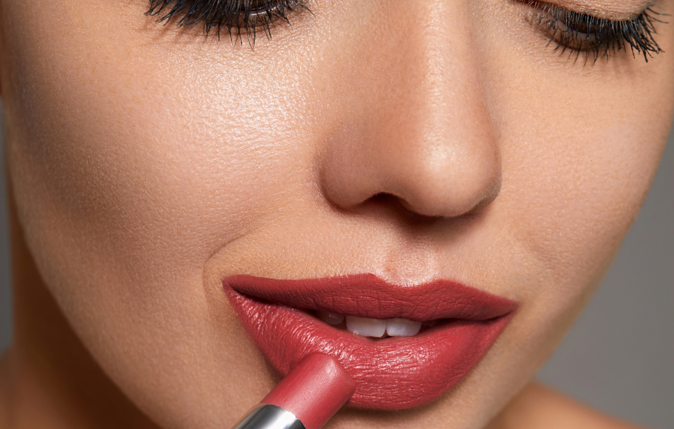 Η beauty editor προτείνει τα 3 long lasting κραγιόν που άντεξαν σε καφέ, φαγητό και ώρες χωρίς retouch