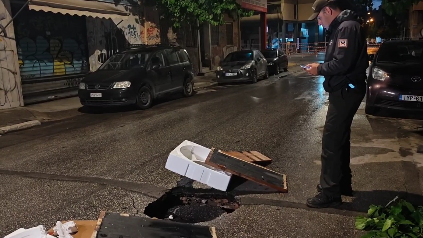 Τρύπα βάθους μισού μέτρου άνοιξε στη Θερμοπυλών στο κέντρο της Αθήνας &#8211; Δείτε βίντεο