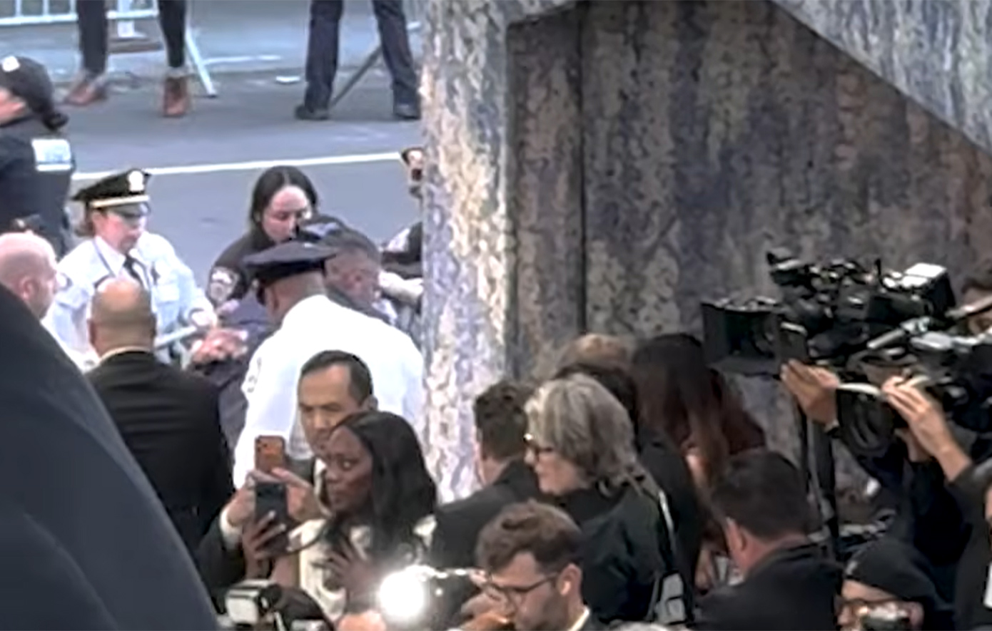 Καβγάς ξέσπασε στο Met Gala 2026; Διαδηλωτής κατά του Μπέζος όρμησε πάνω από το κιγκλίδωμα του κόκκινου χαλιού