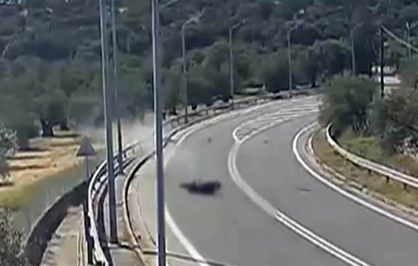 Βίντεο &#8211; ντοκουμέντο από την τραγωδία με νεκρούς 16χρονο και 18χρονο στη Μυτιλήνη &#8211; Η μηχανή χτύπησε σε κράσπεδο και κολόνα