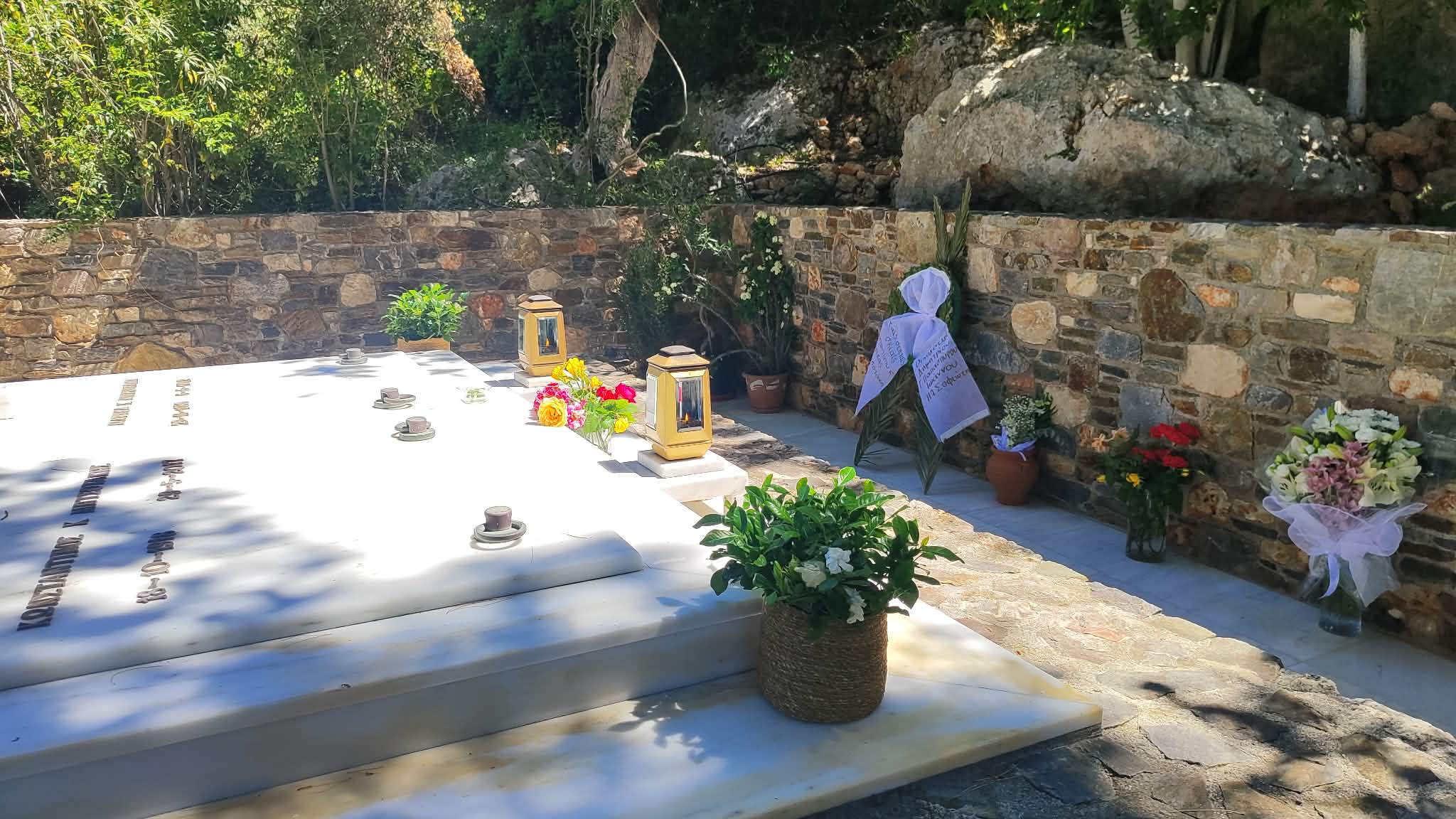 Σε στενό οικογενειακό κύκλο τελέστηκε στα Χανιά το ετήσιο μνημόσυνο του Κωνσταντίνου Μητσοτάκη – Εννιά χρόνια από τον θάνατό του