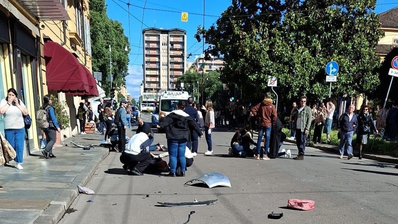 Συναγερμός στην Ιταλία μετά την επίθεση με αυτοκίνητο εναντίον πολιτών στη Μόντενα &#8211; Ψυχολογικά προβλήματα αντιμετώπιζε ο δράστης