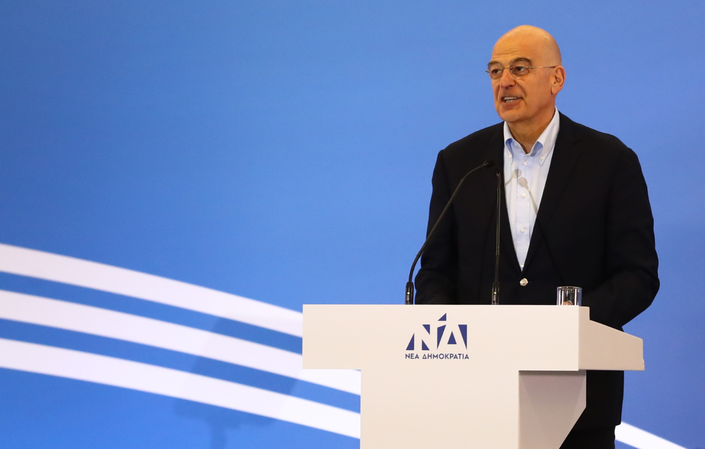 Ο Υπουργός Εθνικής Άμυνας Νίκος Δένδιας μιλάει από το βήμα συνεδρίου για τον εκσυγχρονισμό των Ενόπλων Δυνάμεων, τα νέα μαχητικά αεροσκάφη F-35 και τα ελληνικά συστήματα anti-drone.