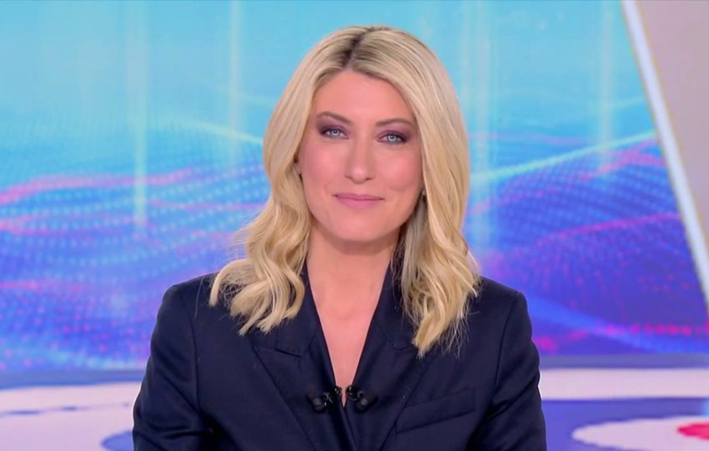 Η δημοσιογράφος Σία Κοσιώνη στο πλατό των ειδήσεων του ΣΚΑΪ να αποχαιρετά τους τηλεθεατές με βουρκωμένα μάτια