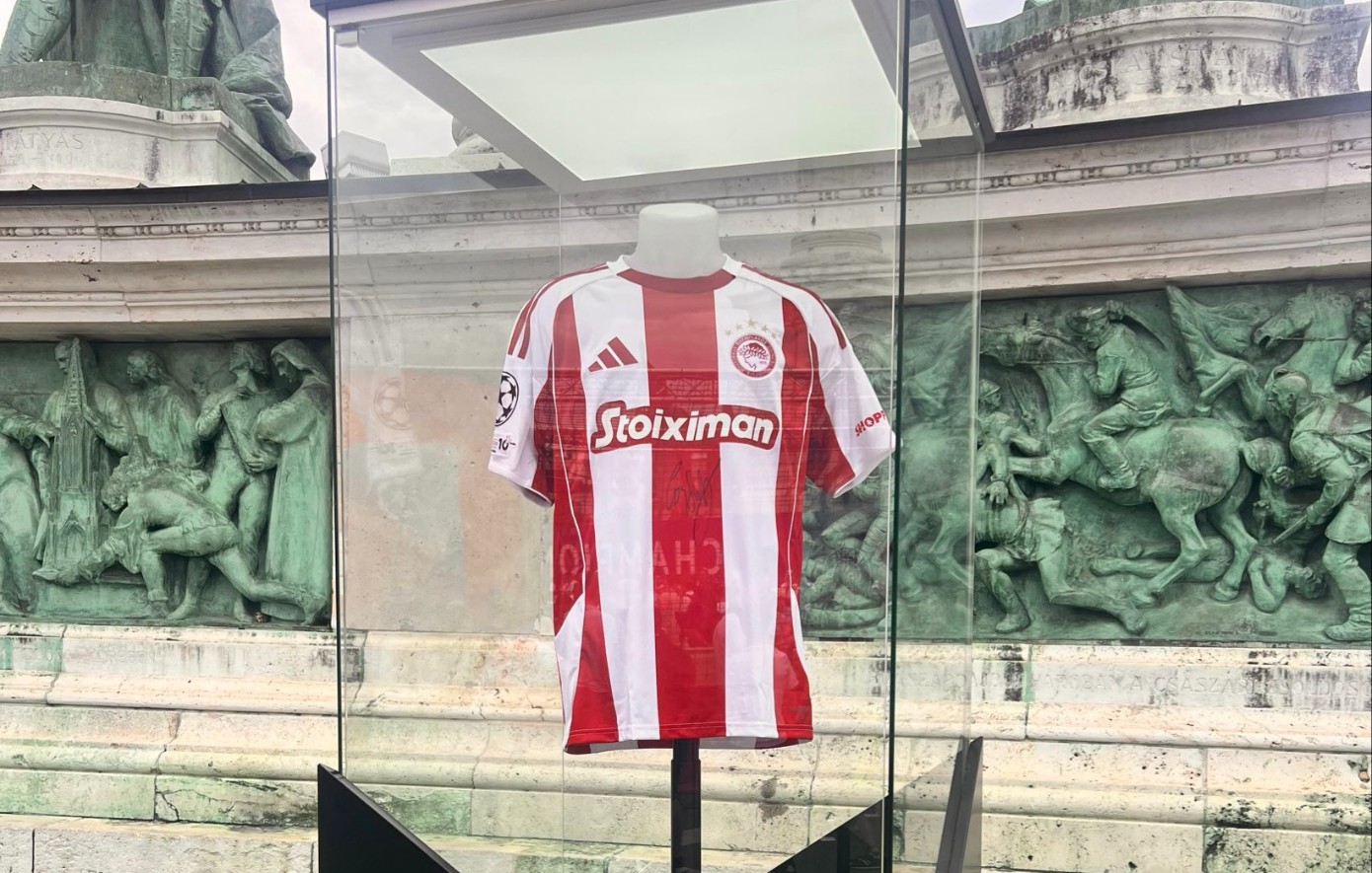 Τελικός Champions League: Η φανέλα του Ολυμπιακού στη fan zone