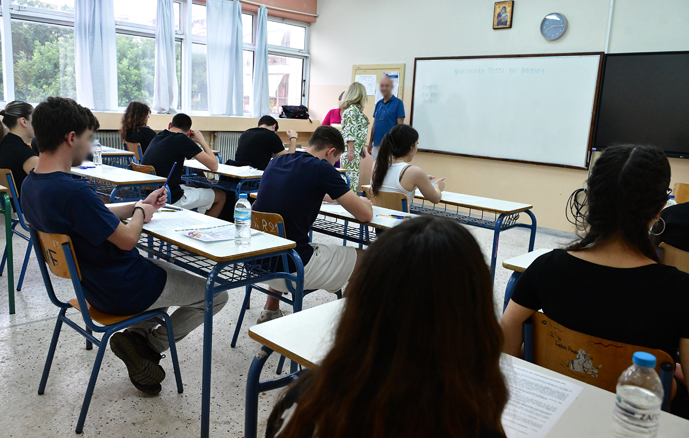 Πρεμιέρα σήμερα για τις Πανελλήνιες &#8211; Εξετάζονται στη Νεοελληνική Γλώσσα οι υποψήφιοι των ΓΕΛ &#8211; Εικόνες από τα εξεταστικά κέντρα