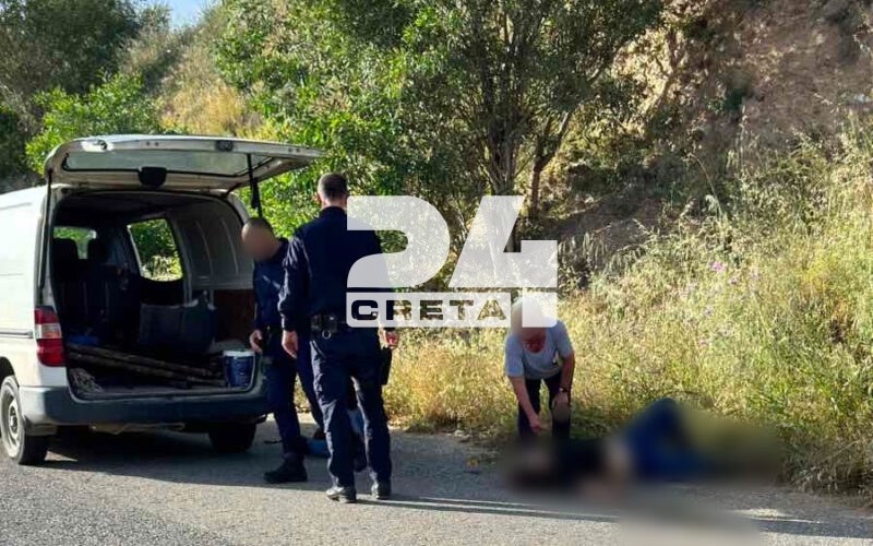 Σοκαριστικές φωτογραφίες από τη στιγμή που βρίσκουν αιμόφυρτη στην άσφαλτο την 28χρονη στην Κρήτη &#8211; Η μαμά της σκουπίζει τα αίματα