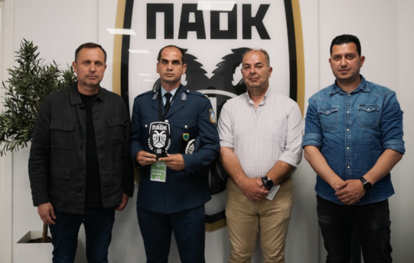 ΠΑΟΚ: Τίμησε αστυνομικούς που έσωσαν από τη φωτιά μία μητέρα και τα παιδιά της