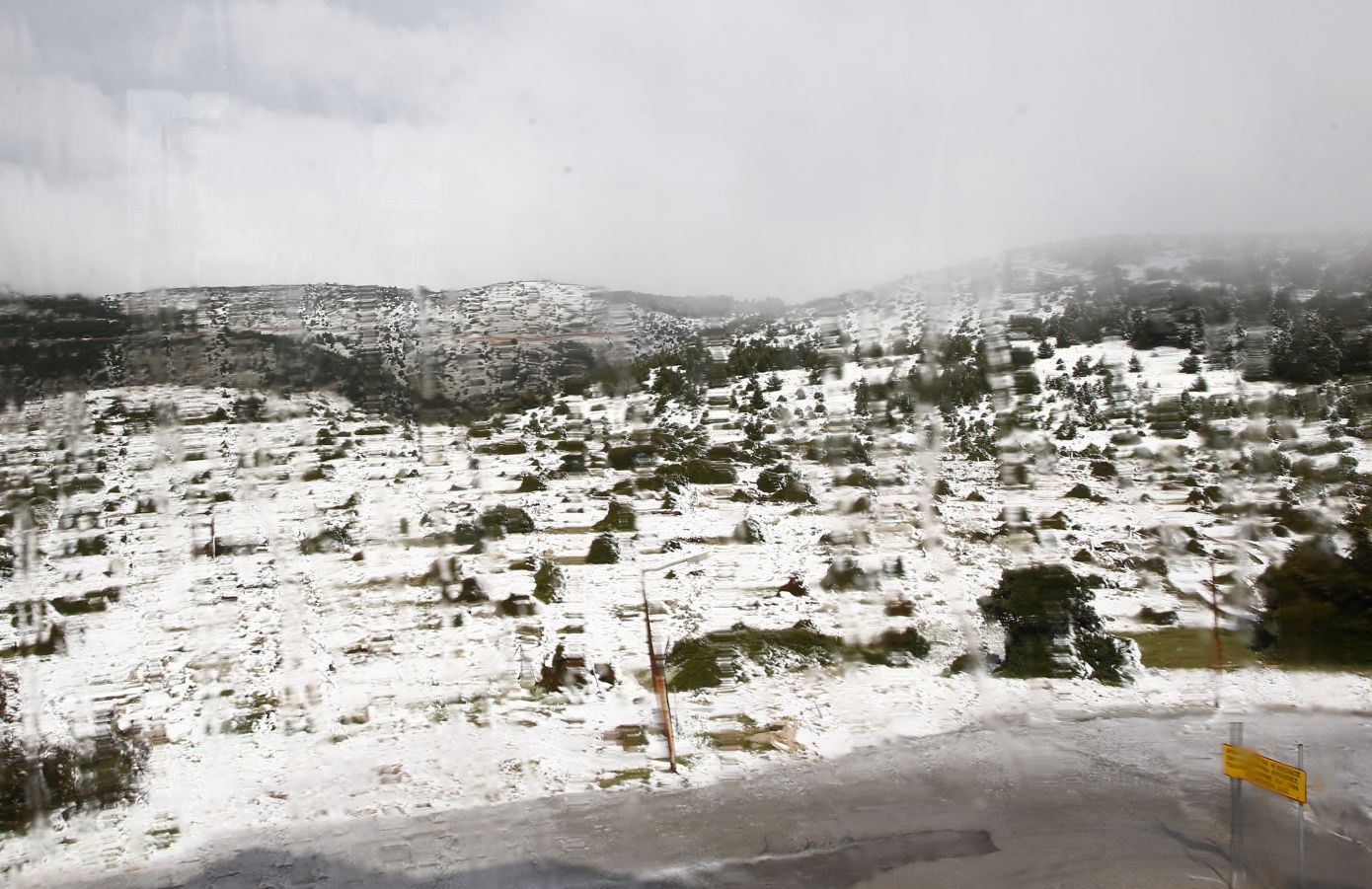 Χειμωνιάτικες εικόνες σε πολλές περιοχές της χώρας: Το χιόνι ξεπερνά τους 10 πόντους στην Πάρνηθα