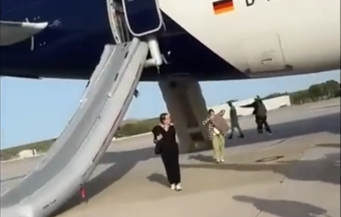 Βίντεο από την εκκένωση της πτήσης της Lufthansa στην Αθήνα μετά την αναγκαστική προσγείωση