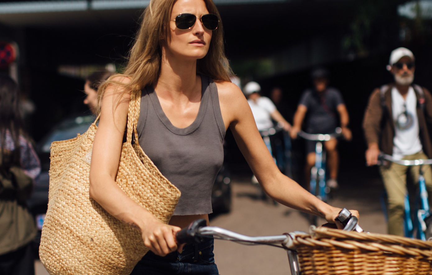 Raffia bags: Η τσάντα που κάθε καλοκαίρι επιστρέφει πιο chic από ποτέ