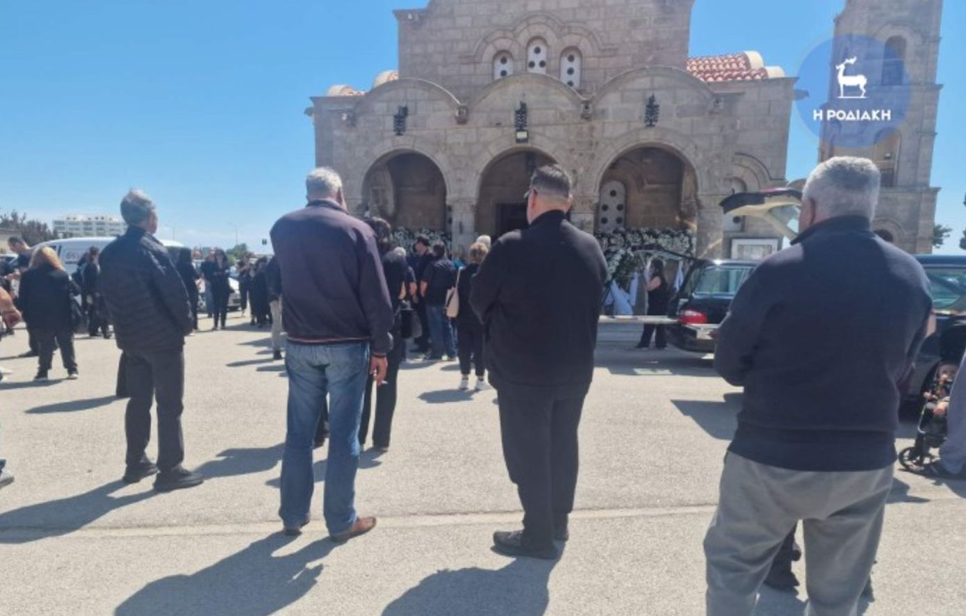 Θρήνος και βαθιά οδύνη στην κηδεία μητέρας και κόρης που σκοτώθηκαν στο φρικτό τροχαίο στη Ρόδο: «Φύγατε τόσο άδικα&#8230;»