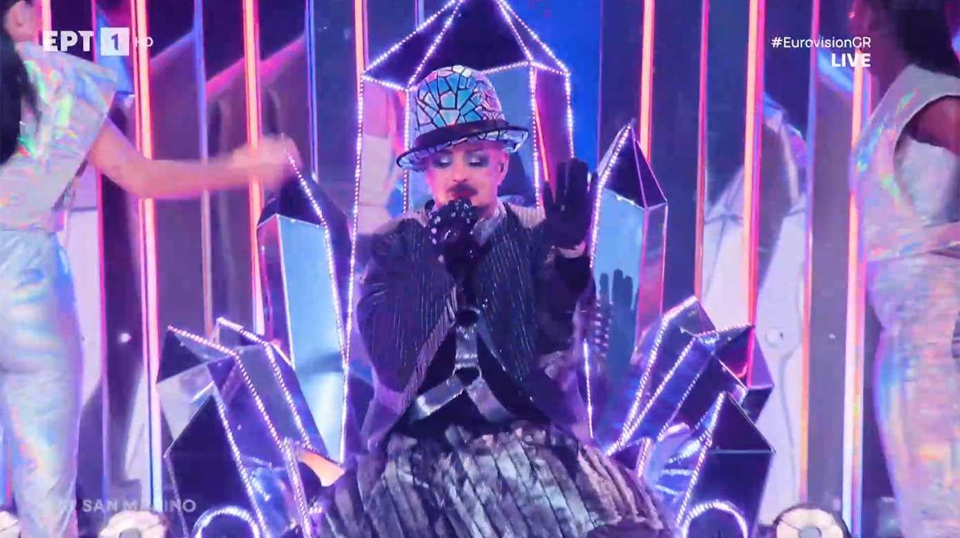 Ο Boy George απέτυχε παταγωδώς στη Eurovision και οργισμένοι θαυμαστές τον κατηγορούν ότι κατέστρεψε το Σαν Μαρίνο