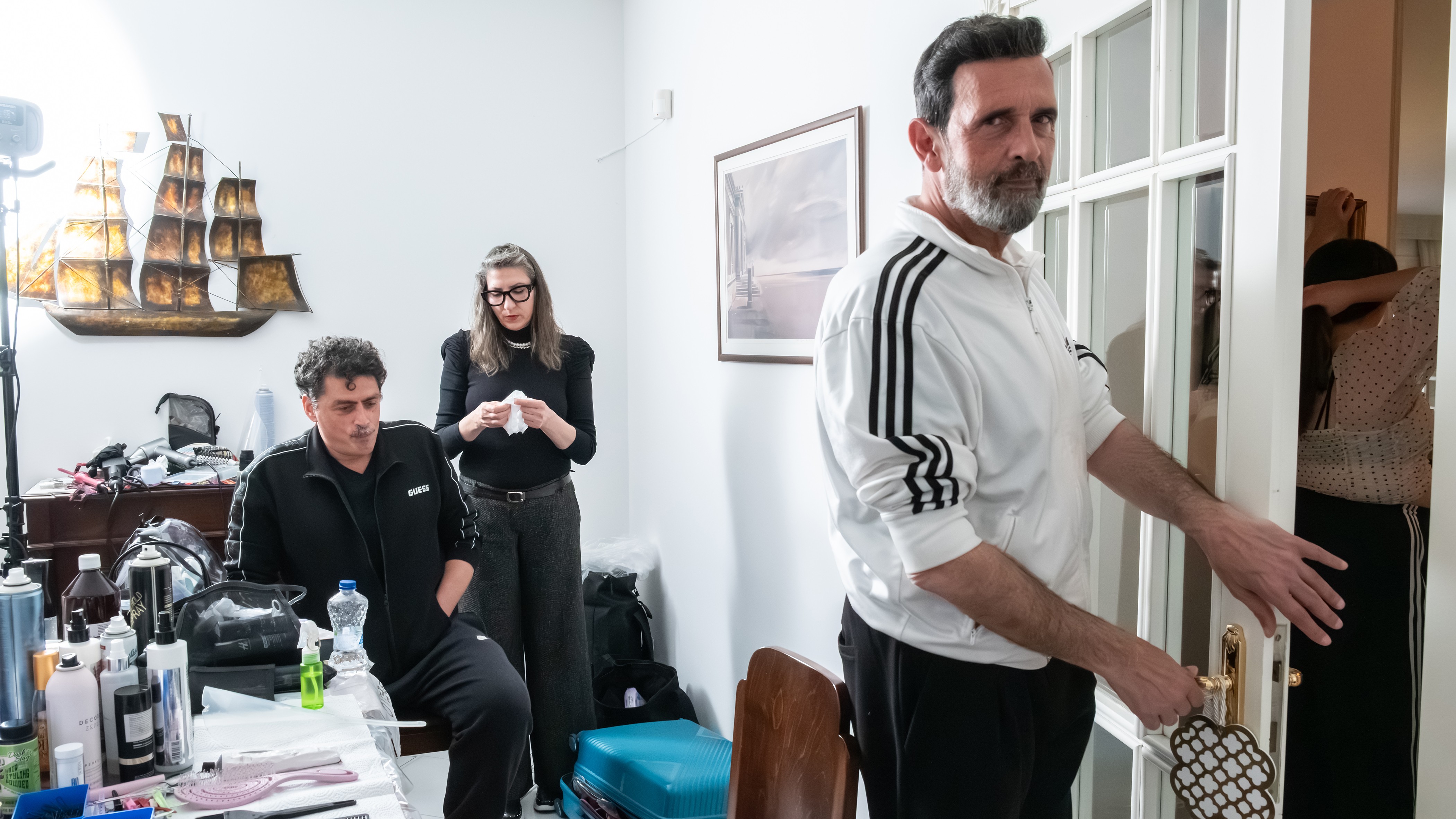 Νέες backstage φωτογραφίες από το νέο ερωτικό θρίλερ «Σύγκρουση» στο Mega