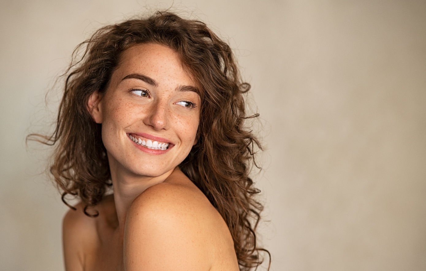 Το μυστικό για flawless makeup στον καύσωνα: Πώς οι Γαλλίδες παραμένουν chic ακόμη και στη ζέστη