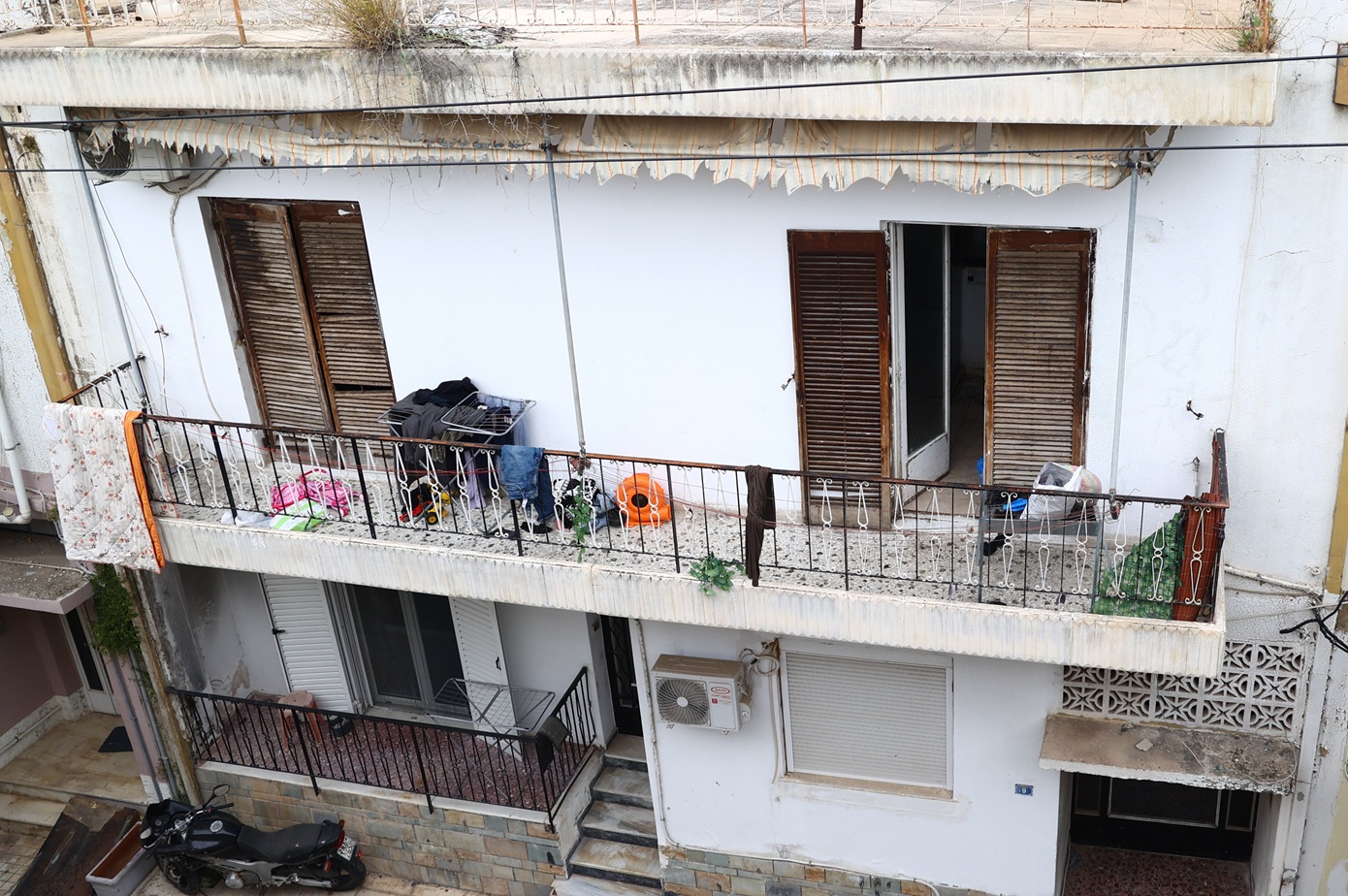Άγιοι Ανάργυροι: «Είχα απλά να καθαρίσω δύο μέρες» &#8211; Προκαλεί η μητέρα των τριών παιδιών που ζούσαν στο σπίτι-τρώγλη