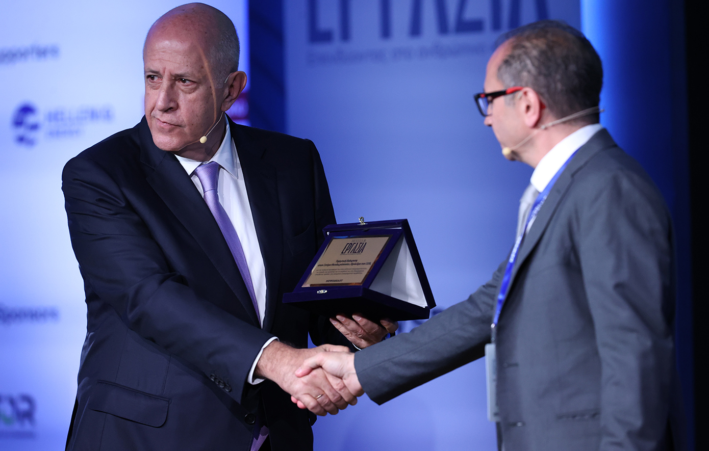 Η βράβευση του Προέδρου του ΣΕΒ, Σπύρου Θεοδωρόπουλου, στο συνέδριο του Newsbeast «Ηγεσία και Εργασία»