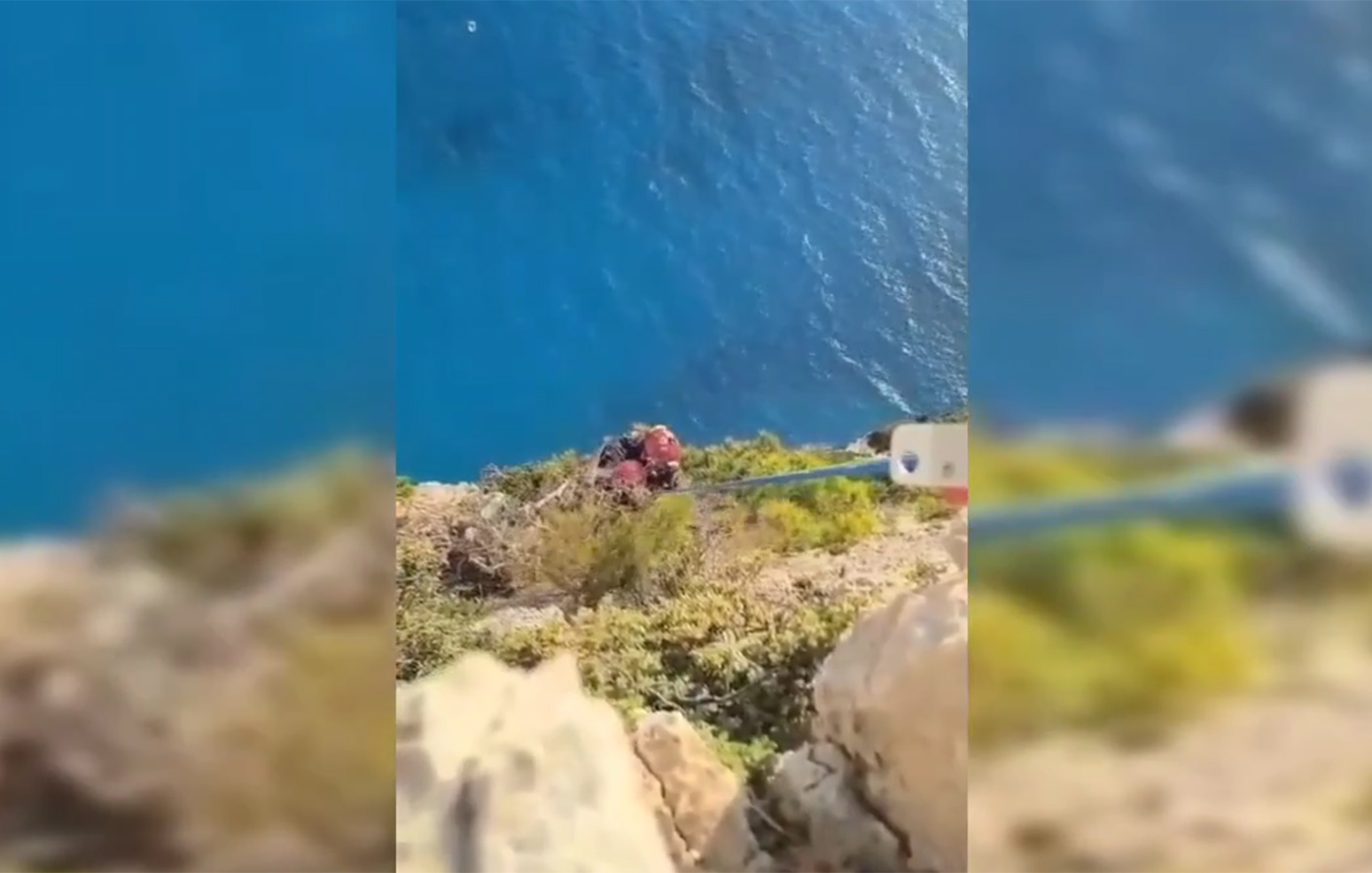 Συγκλονιστικό βίντεο από τη διάσωση νεαρού από τα βράχια στο Ναυάγιο της Ζακύνθου